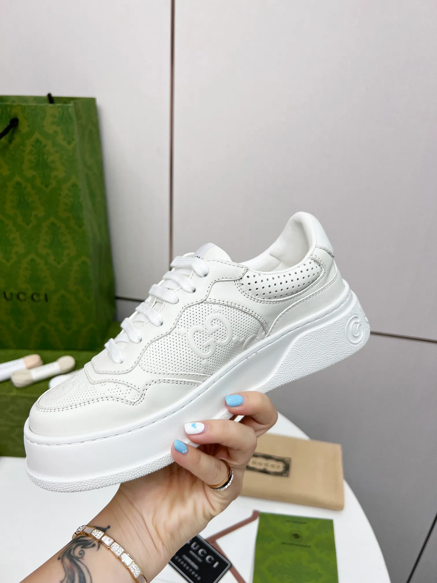 👟👟Ex-factory price 480👟👟 Women's Shoes Women's Clothing Gucci - New Chunky lightweight soft thick sole sports series! G's biscuit shoes for couples, Gucci counter style, and Gucci catwalk style! The style design is light, luxurious and retro...thick sole increases height...similar to an upgraded version of classic white shoes! Original customized cowhide fabric (classic old floral fabric, perforation, embossing process) original foam lightweight outsole, GG Logo on the heel, 4cm thick sole, classic Gucci webbing... Women's 35-40